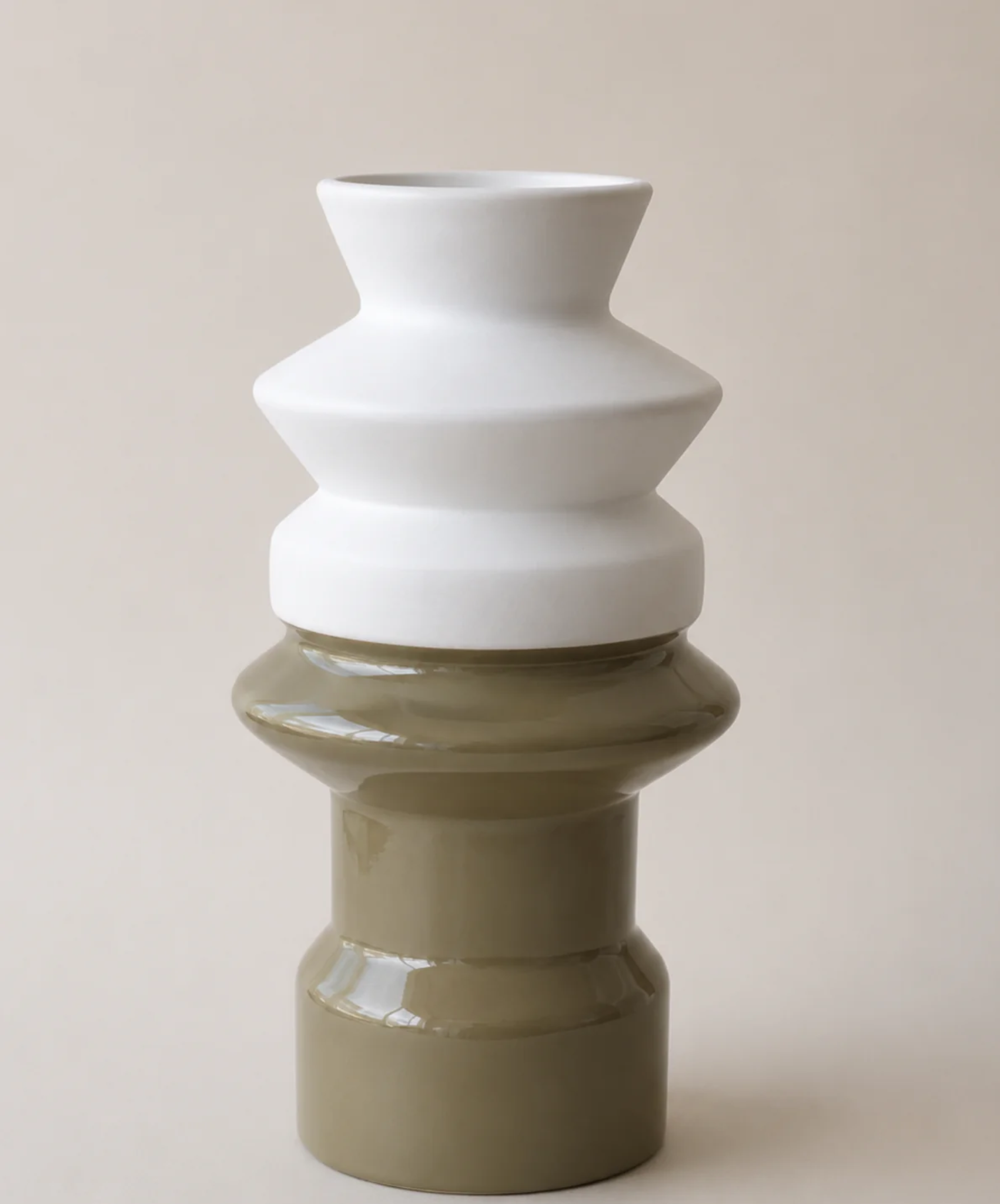 Vaso Totêmico G – Branco Fosco – Verde Oliva