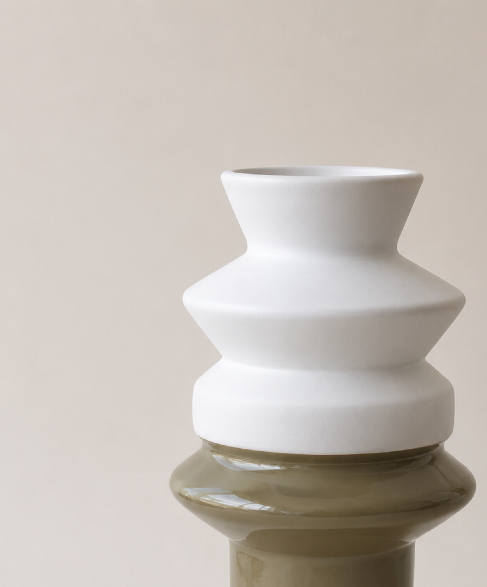 Vaso Totêmico G – Branco Fosco – Verde Oliva