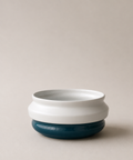 Cachepot Totêmico P – Branco Fosco – Verde Gris