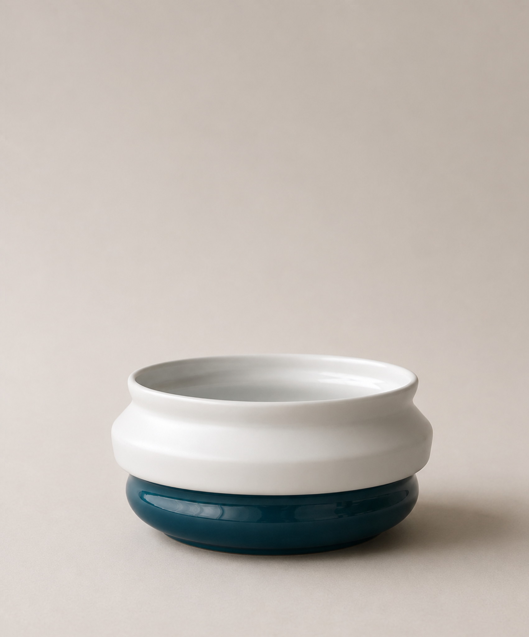 Cachepot Totêmico P – Branco Fosco – Verde Gris