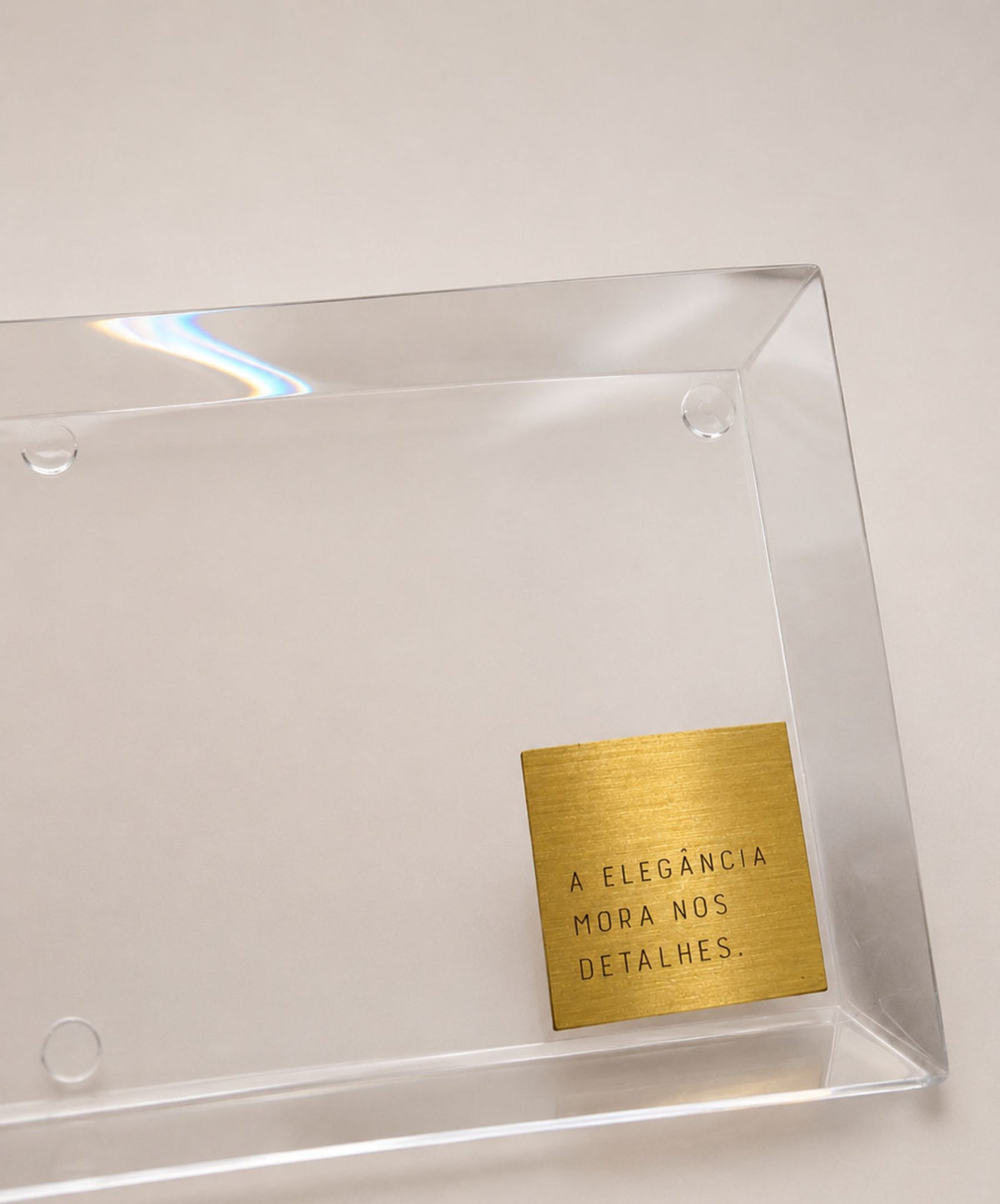 Bandeja em Acrílico Transparente com Placa em Latão