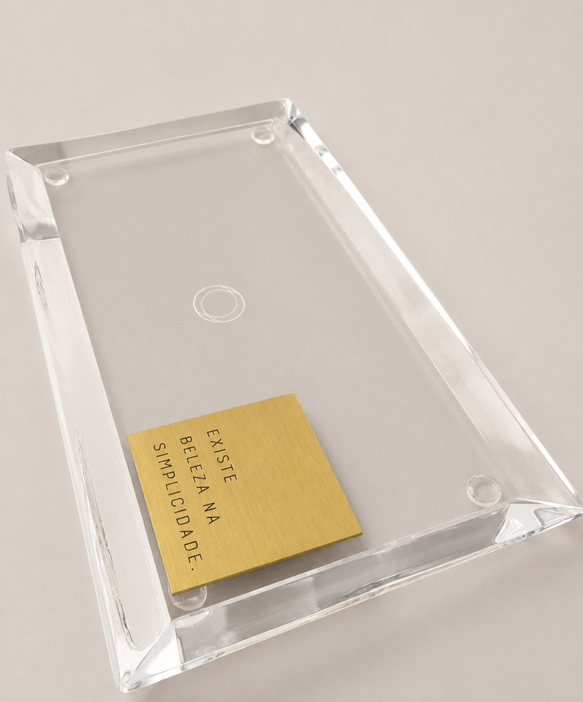 Bandeja em Acrílico Transparente com Placa em Latão
